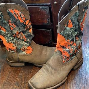 Orange men’s size 10 camo Ariat boots